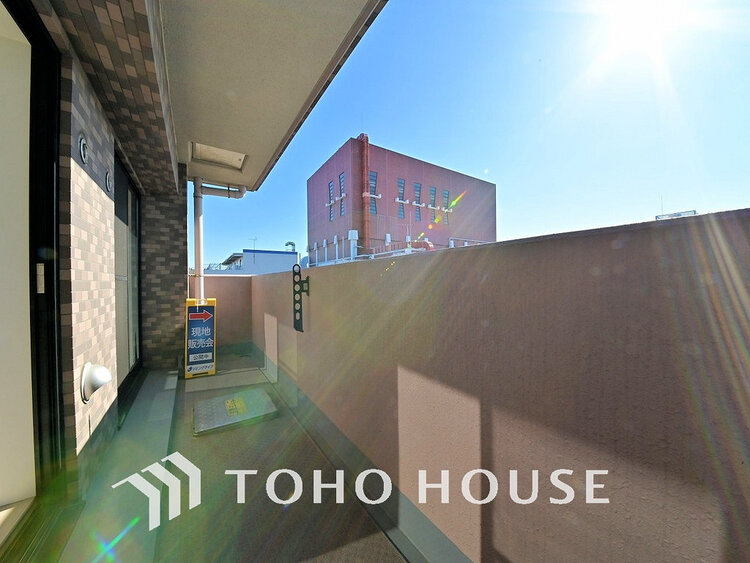 バルコニー 日当たりの良いバルコニーで晴れの日の洗濯物も楽しみになりますね