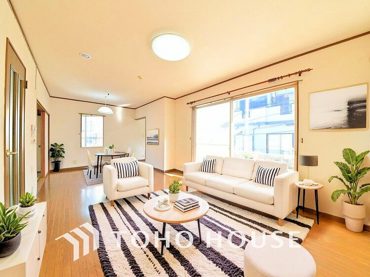 内装 広がりのある住空間、家族が集まるリビング・ダイニング(家具は全てCGです)