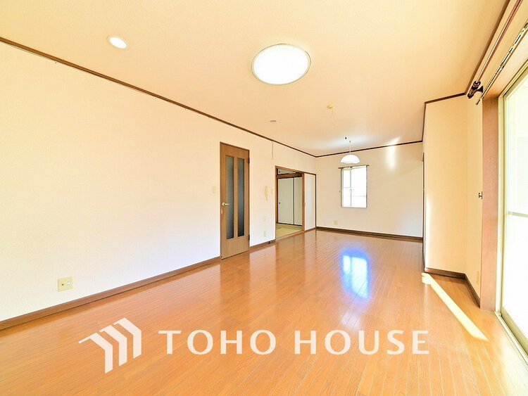 内装 上質な時間を育む暮らしのメインステージ。寛ぎとコミュニケーションを育む居心地のよい場所