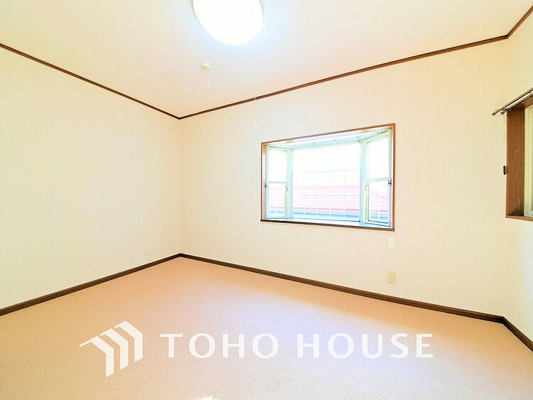 内装 採光もある洋室は、くつろぎのひと時を過ごすのにぴったり