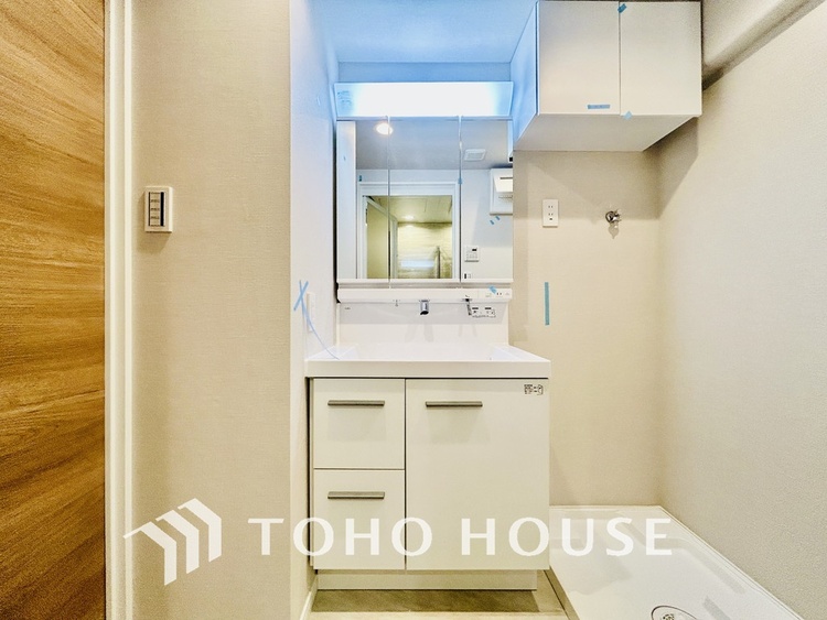 洗面 新規設置の洗面化粧台。収納豊富で使い勝手の良い3面鏡です