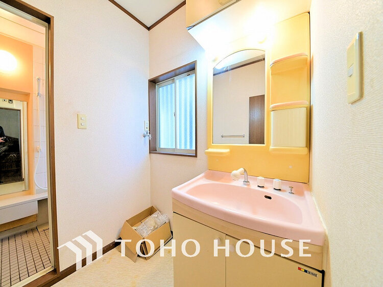 洗面 白を基調とした清潔感のある洗面室で朝の身支度を