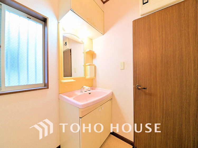 洗面 落ち着きのある色合いでまとめられた洗面室