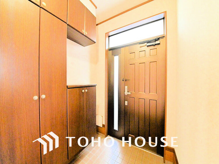 玄関 飾リ過ぎないシンプルな内装と偏り過ぎないデザインの玄関