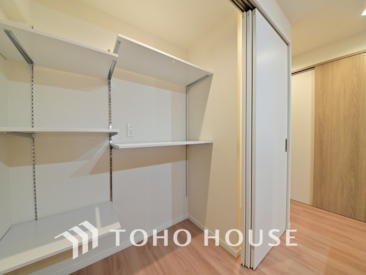 キッチン 便利なパントリー付き、片付けにくいキッチン周りも安心の収納スペース