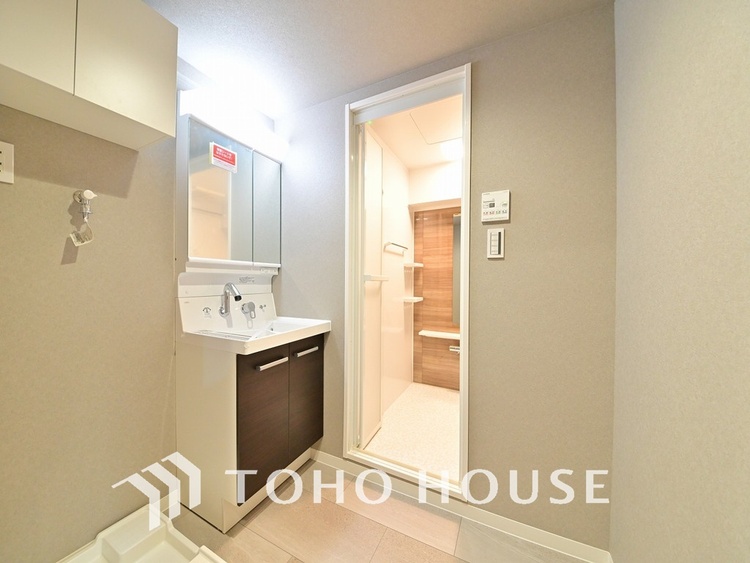 洗面 新規設置の洗面化粧台。収納豊富で使い勝手の良い3面鏡です