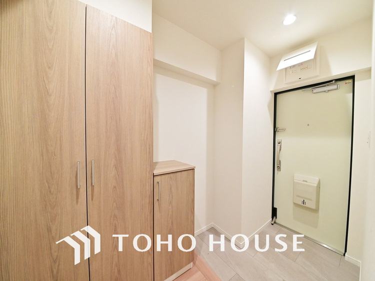 玄関 飾り過ぎないシンプルな内装の玄関