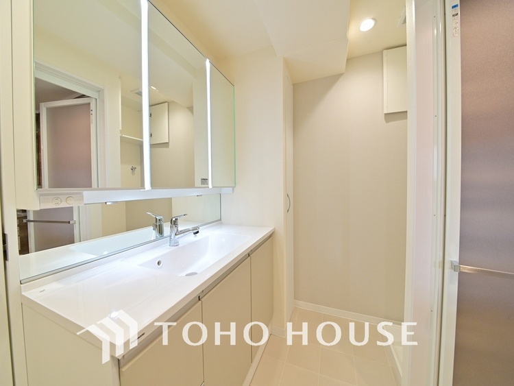 洗面 白を基調とした清潔感のある洗面室で朝の身支度を