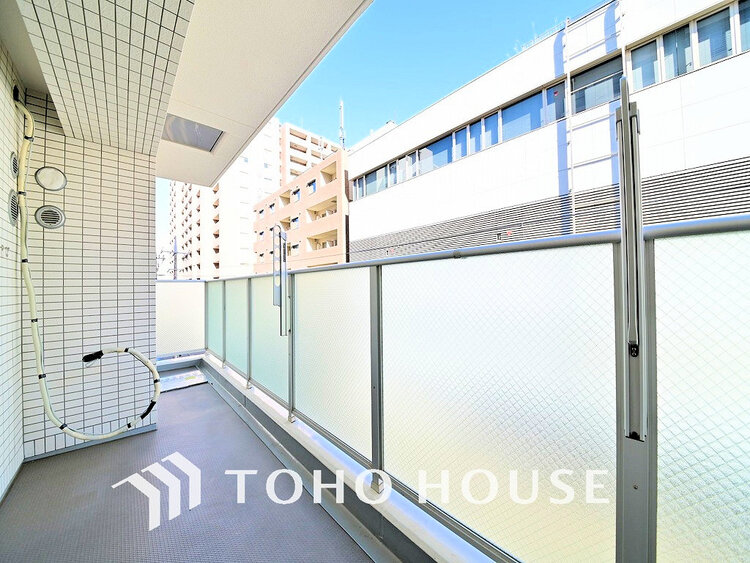 バルコニー 日当たりの良いバルコニーで晴れの日の洗濯物も楽しみになりますね