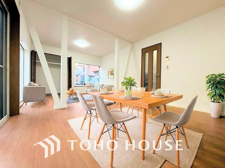 内装 広がりのある住空間、家族が集まるリビング・ダイニング(家具は全てCGです)