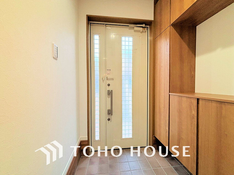 玄関 落ち着いた雰囲気の玄関、家族の帰りを暖かく迎えてくれます