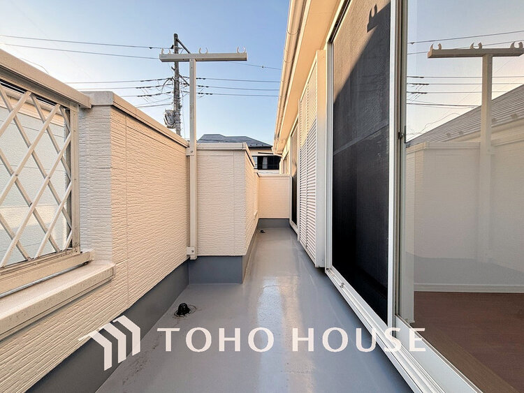 バルコニー 日当たりの良いバルコニーで晴れの日の洗濯物も楽しみになりますね