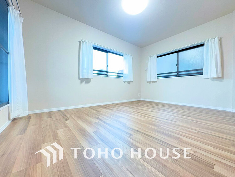 内装 採光もある洋室は、くつろぎのひと時を過ごすのにぴったり