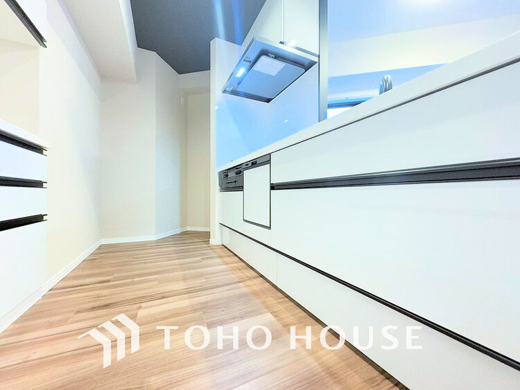 キッチン 落ち着きのあるカラーで統一された清潔感と気品が溢れるキッチン