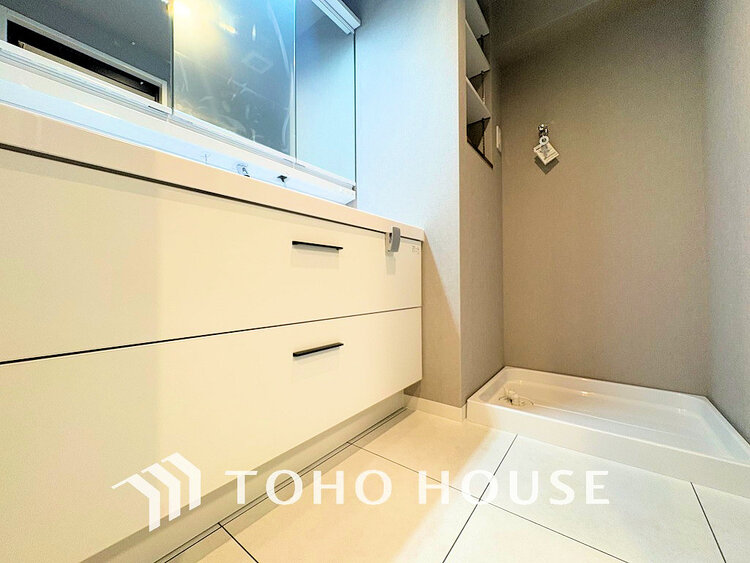 洗面 白を基調とした清潔感のある洗面室で朝の身支度を