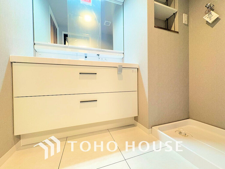 洗面 落ち着きのある色合いでまとめられた洗面室