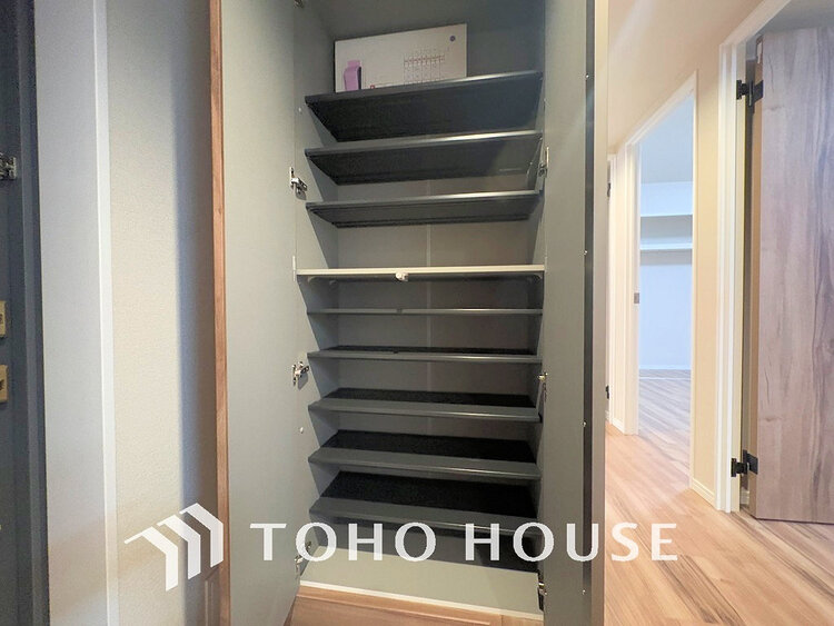 玄関 天井まである玄関収納はご家族分の履物も余裕で収納可能