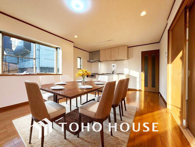 内装 明るいLDKは自然と家族が集まるコミュニケーションの場所に（家具は全てCGです）