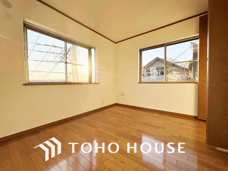 内装 採光もある洋室は、くつろぎのひと時を過ごすのにぴったり