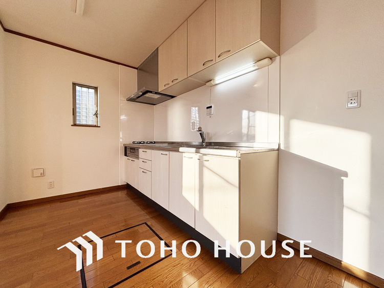 キッチン 家事をしながら家族との会話も弾む人気の対面キッチンを採用