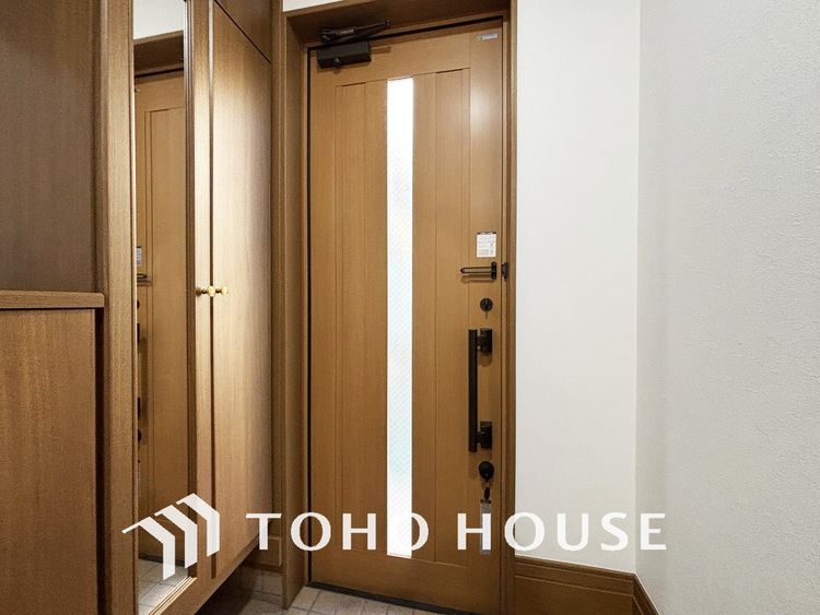 玄関 優しい雰囲気の玄関、家族の帰りを暖かく迎えてくれます