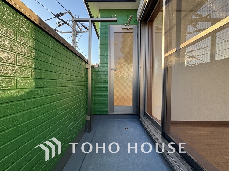 バルコニー 日当たりの良いバルコニーで晴れの日の洗濯物も楽しみになりますね