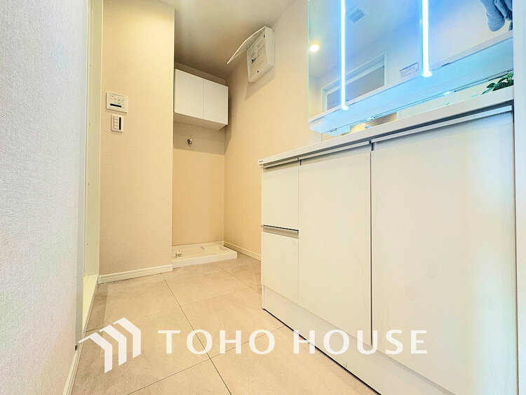 洗面 白を基調とした清潔感のある洗面室で朝の身支度を