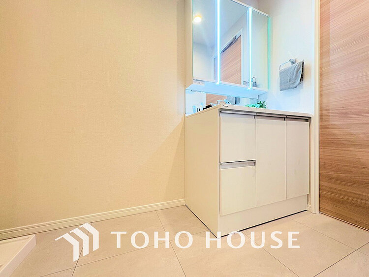 洗面 落ち着きのある色合いでまとめられた洗面室