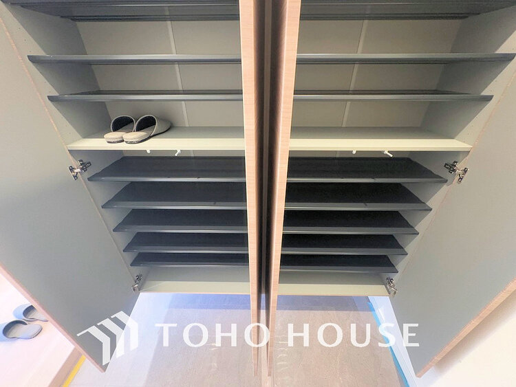 玄関 天井まである玄関収納はご家族分の履物も余裕で収納可能