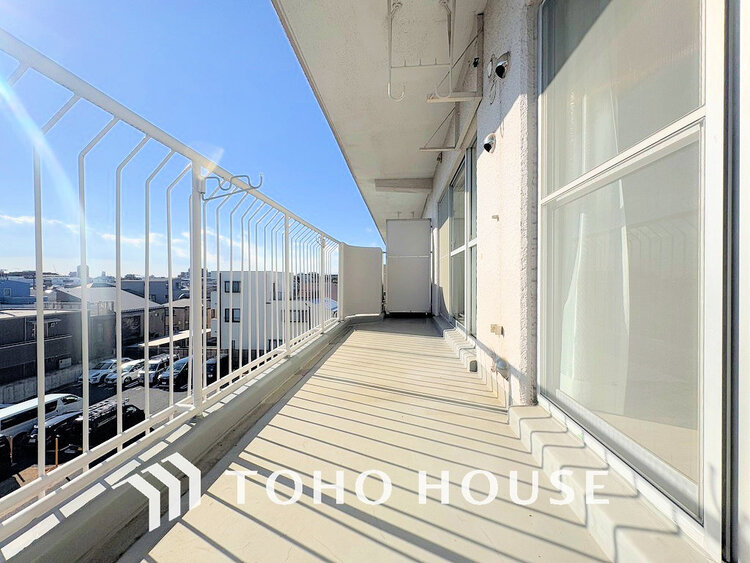 バルコニー 日当たりの良いバルコニーで晴れの日の洗濯物も楽しみになりますね