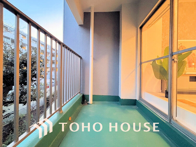 バルコニー 日当たりの良いバルコニーで晴れの日の洗濯物も楽しみになりますね