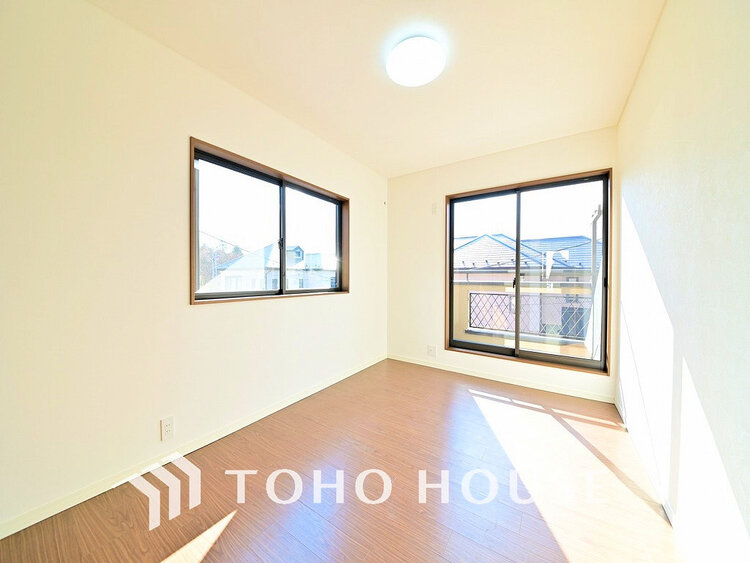 内装 採光もある洋室は、くつろぎのひと時を過ごすのにぴったり