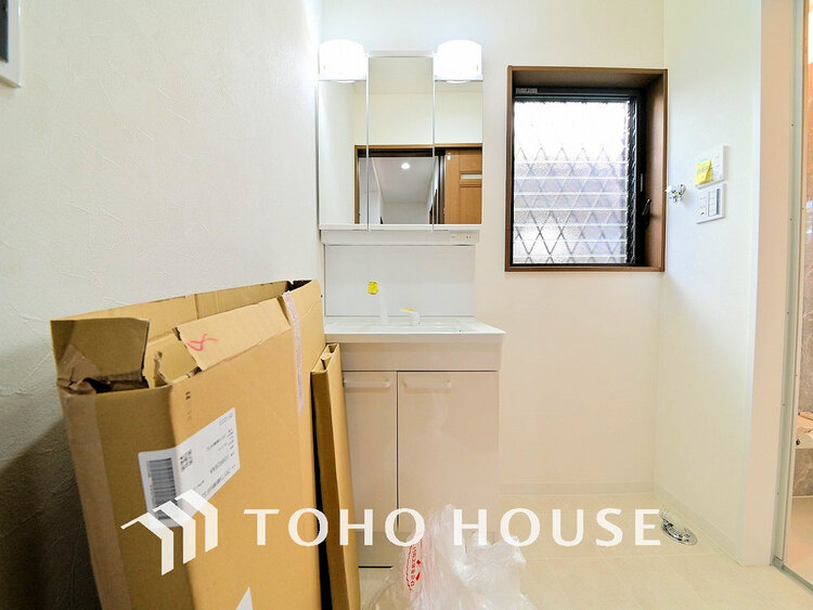 洗面 洗面台には三面鏡を採用。身だしなみを整えやすく収納量も良好です