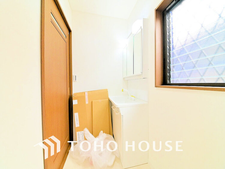 洗面 落ち着きのある色合いでまとめられた洗面室