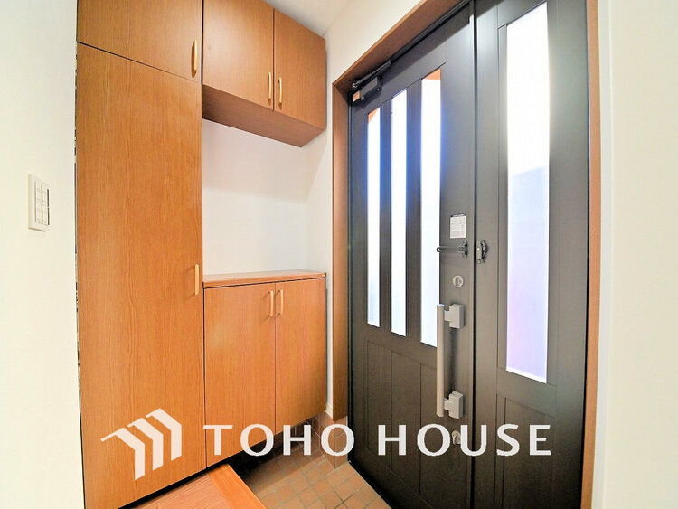 玄関 飾リ過ぎないシンプルな内装と偏り過ぎないデザインの玄関