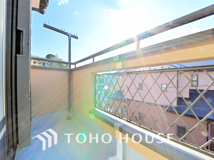 バルコニー 日当たりの良いバルコニーで晴れの日の洗濯物も楽しみになりますね