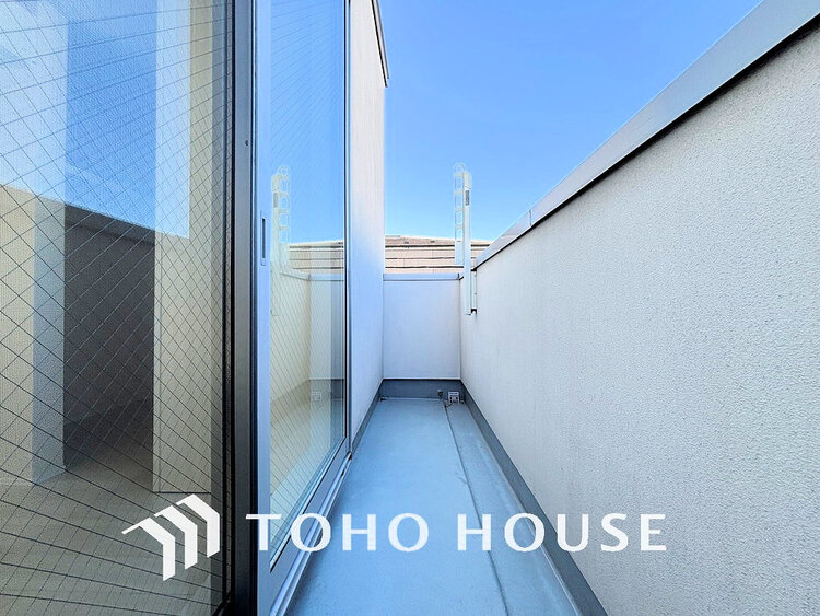 バルコニー 日当たりの良いバルコニーで晴れの日の洗濯物も楽しみになりますね