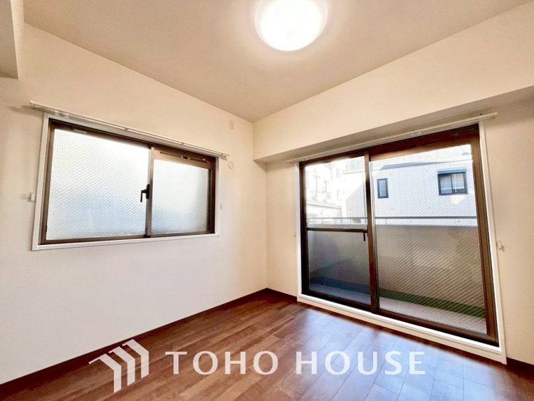 内装 風の通り道。舞い込んでくる風が優しく躍り、室内に爽やかな空気を運んでくる。そこに季節の息吹を感じて、いまがどんな季節なのかを実感する。