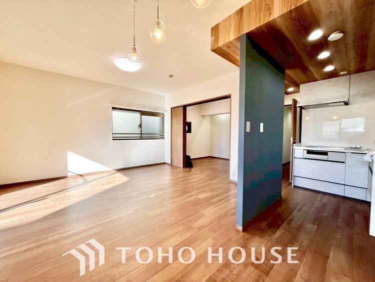 内装 叶えたかったのは落ち着きのあるナチュラルな風合い、そして開放感があるリビング。優雅な気分に浸れる幸せな時間を家族が自然と集まりたくなるこの空間で。