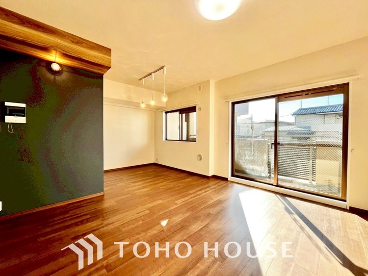 内装 ◆サンサンと◆差し込む太陽の光がこのリビングに笑いをもたらす。ソファの上のクッションがポカポカした暖気にぬくぬくと微睡んでいる。