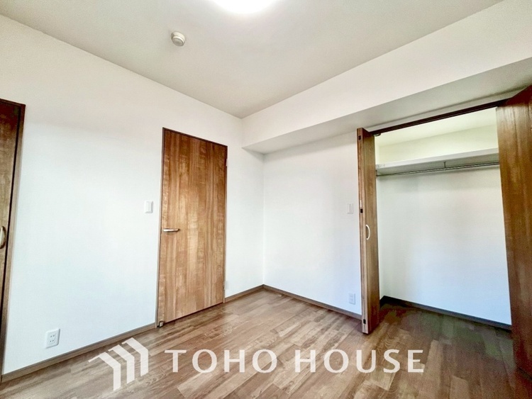 内装 使いやすく、明るい洋室に仕上がります。子供部屋や趣味のお部屋にご利用できます。ご自身で家具などを配置し、素敵な空間を創り上げられます。