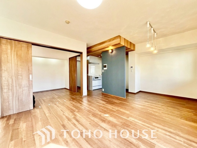 内装 ◆瀟洒な空間◆落ち着きのある彩が見事に調和させた瀟洒な空間を演出。ここに集まる家族の会話と笑顔が絶え間なく続く幸せな空間。