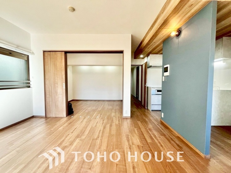 内装 ここはみんなが集い、食事と楽しい会話が始まる場所。話に夢中になりすぎて、ついつい時を忘れ、夜半過ぎになってしまう。そんな束の間の幸せを感じさせてくれます。