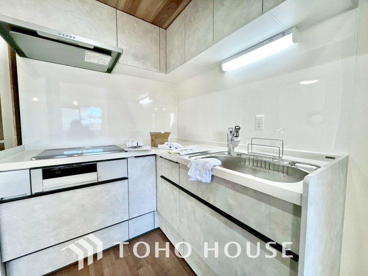 キッチン 手元の収納から、足元の収納までが全てスライド式で、奥のスペースまで有効に活用できます。奥まで上から見渡せるので、たまにしか使わない調理器具もサッと取出せます。