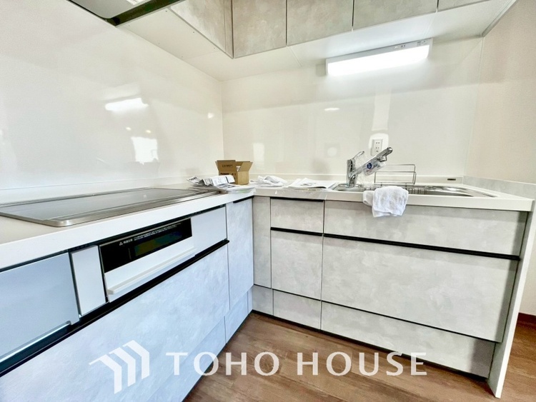 キッチン ◆愛育◆キッチンは家族の絆を育む大切な空間。シンプルで使い易いSystemKitchenで愉しく作る料理は愛情のある美味しいご馳走に。家族で使える広々としたダイニングキッチンです。