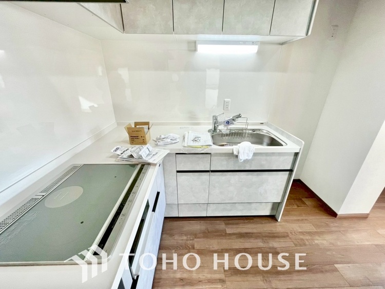 キッチン キッチンは家族の絆を育む大切な空間。シンプルで使い易いシステムキッチンで愉しく作る料理は愛情のある美味しいご馳走に。家族で使えるダイニングキッチンです。