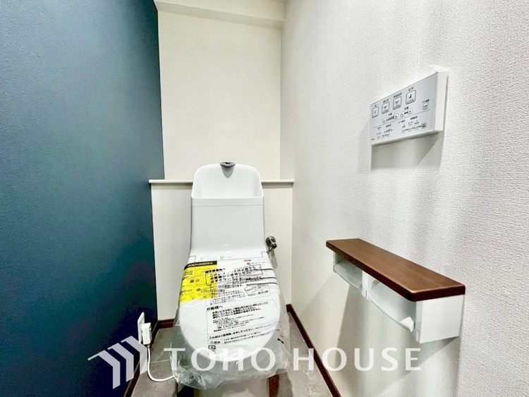 トイレ 清潔感あるホワイト調のクロスと温もり溢れるモダンカラーの床材が見事に調和した本邸宅は、毎日の生活を少しでも快適に過ごして頂ける様に落ち着いた雰囲気作りから行っています。