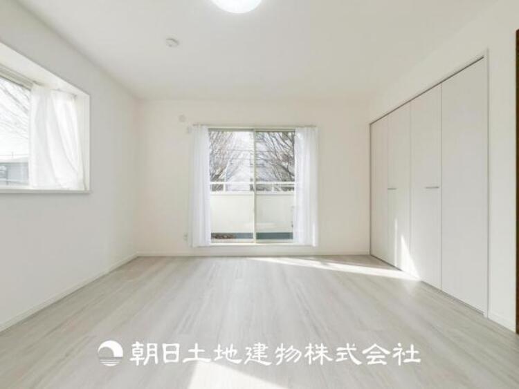 内装 【居室】爽やかな空間演出とセンス良く纏められた室内は良質な寛ぎ空間。そこで暮らす大切な人達のことを考え造りこんだ空間は日々の生活に安らぎを与えてくれます。