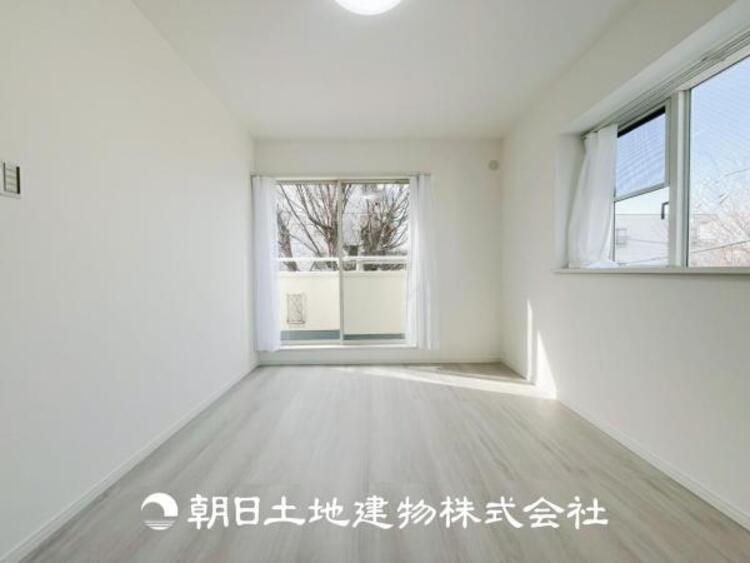 内装 【居室】大切な家族一人ひとりの大切な個別空間。趣味・感性で個性的に飾って頂けるようシンプルに仕上げてあります。自分時間を充実させながら心豊かなひとときを過ごすための大切な空間。