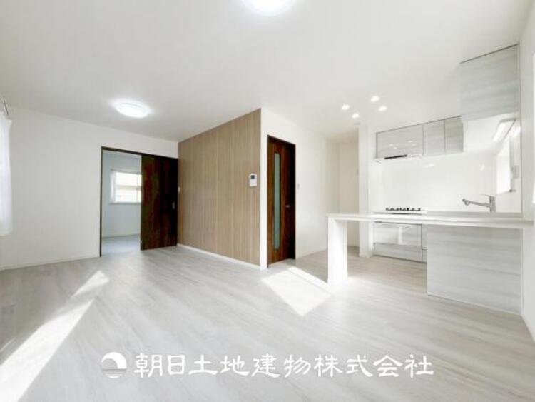 居間 【リビング】大切なご家族、招いた友人と過ごすひと時を溢れる光が優しく包み込む空間。大切な人とともに、心穏やかに過ごすひととき。家族との時間、自分の時間を大切にできる空間を作りました。